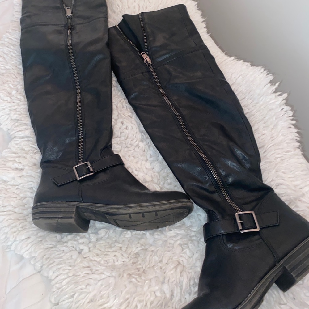 Over the knee black boots 
#equestrian #kneehighboots #overthekneeboots #winter
